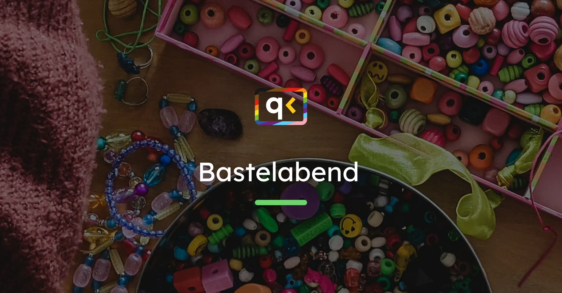 Der Text "Bastelabend" steht vor einem Tisch voll mit Holzperlen